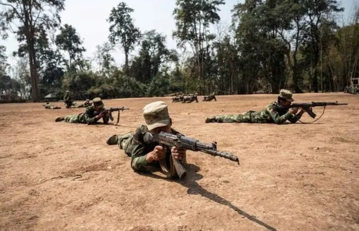 死傷慘重！緬甸內(nèi)戰(zhàn)再度爆發(fā),緬軍被打得潰不成軍,節(jié)節(jié)敗退